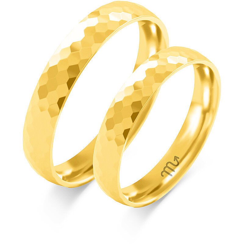 Anéis de casamento brilhantes de uma cor