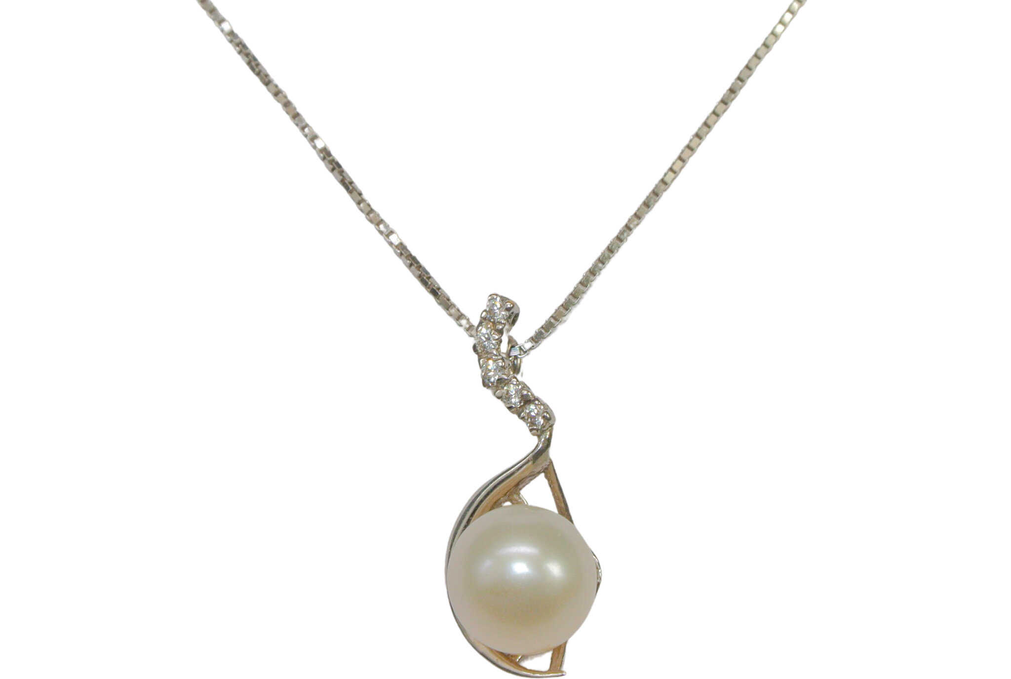 Collar de oro blanco con circonitas y una perla
