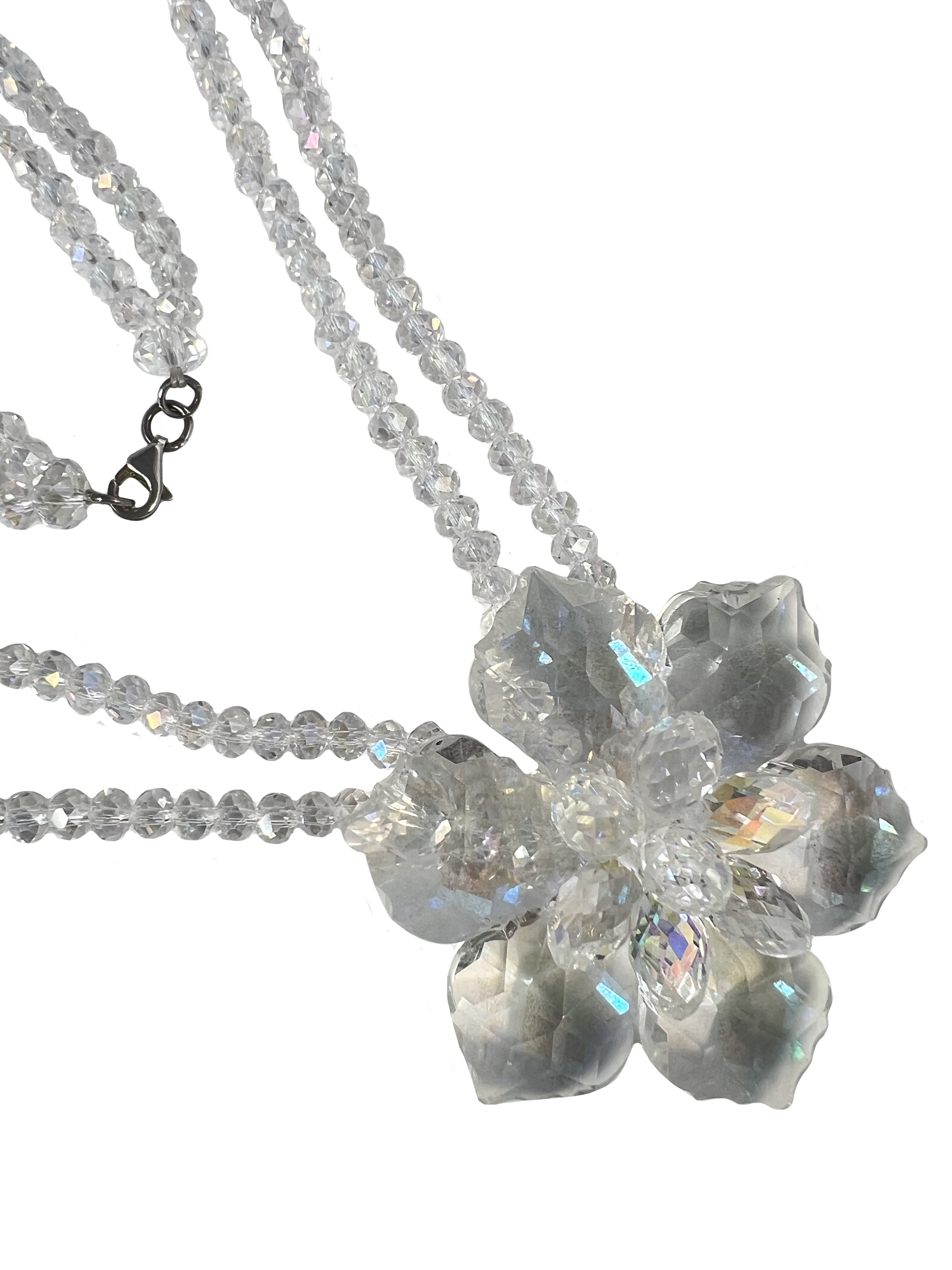 Collar de plata de cristales con flor.