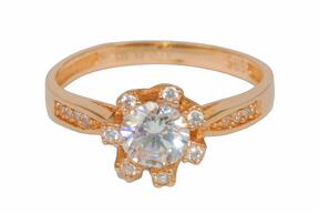 Elegancki pierścionek z różowego złota z cyrkoniami