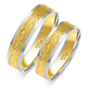 Engraved wedding rings with shiny lines