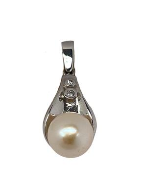 Gold pendant with pearl and zircons