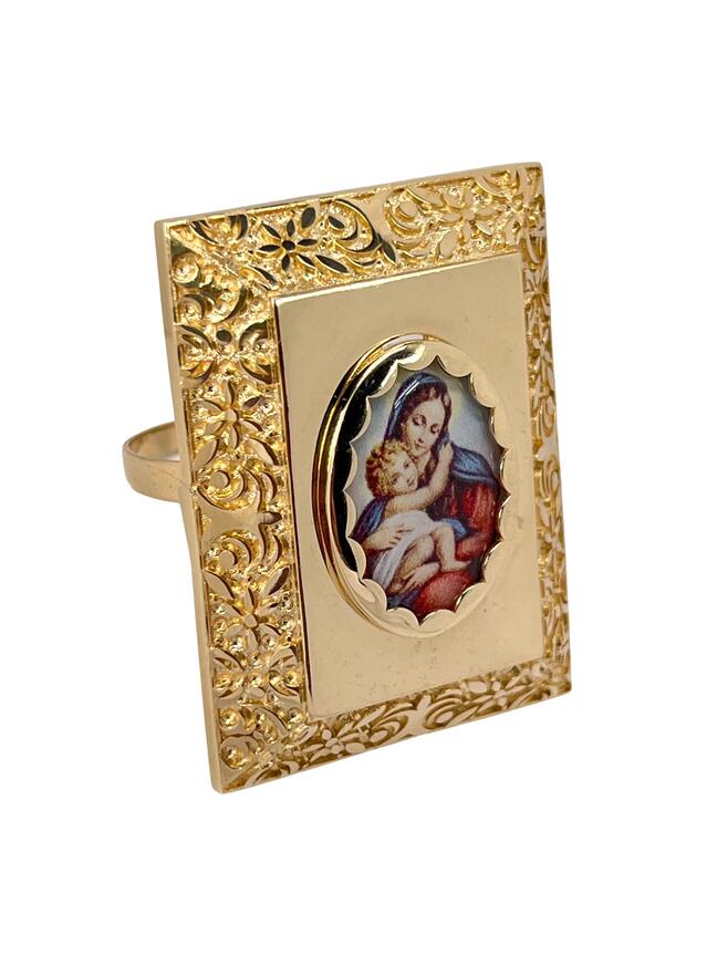 Gold ring engraved with Madonna