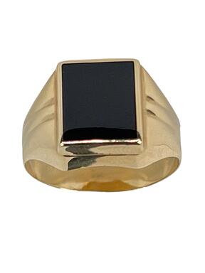Gold ring with onyx