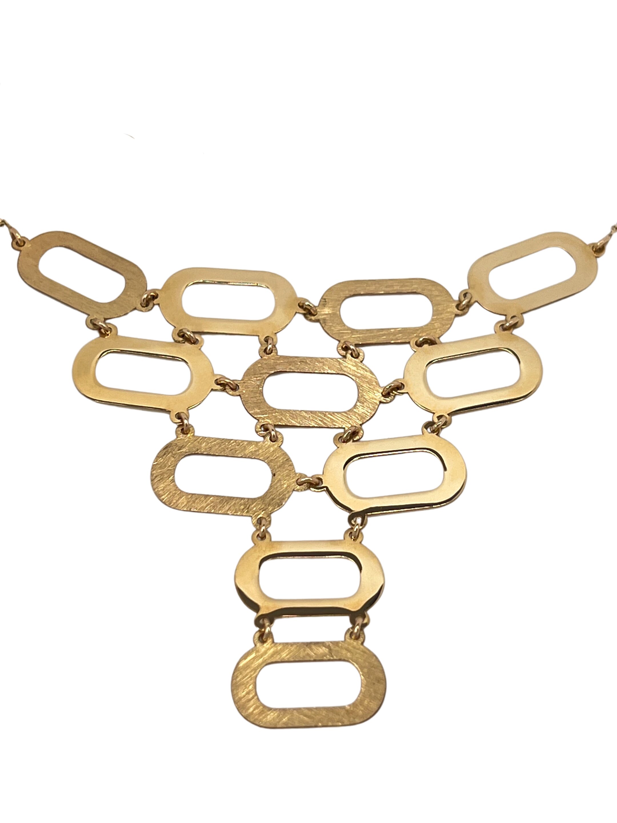 Goldene Halskette aus flachen Gliedern