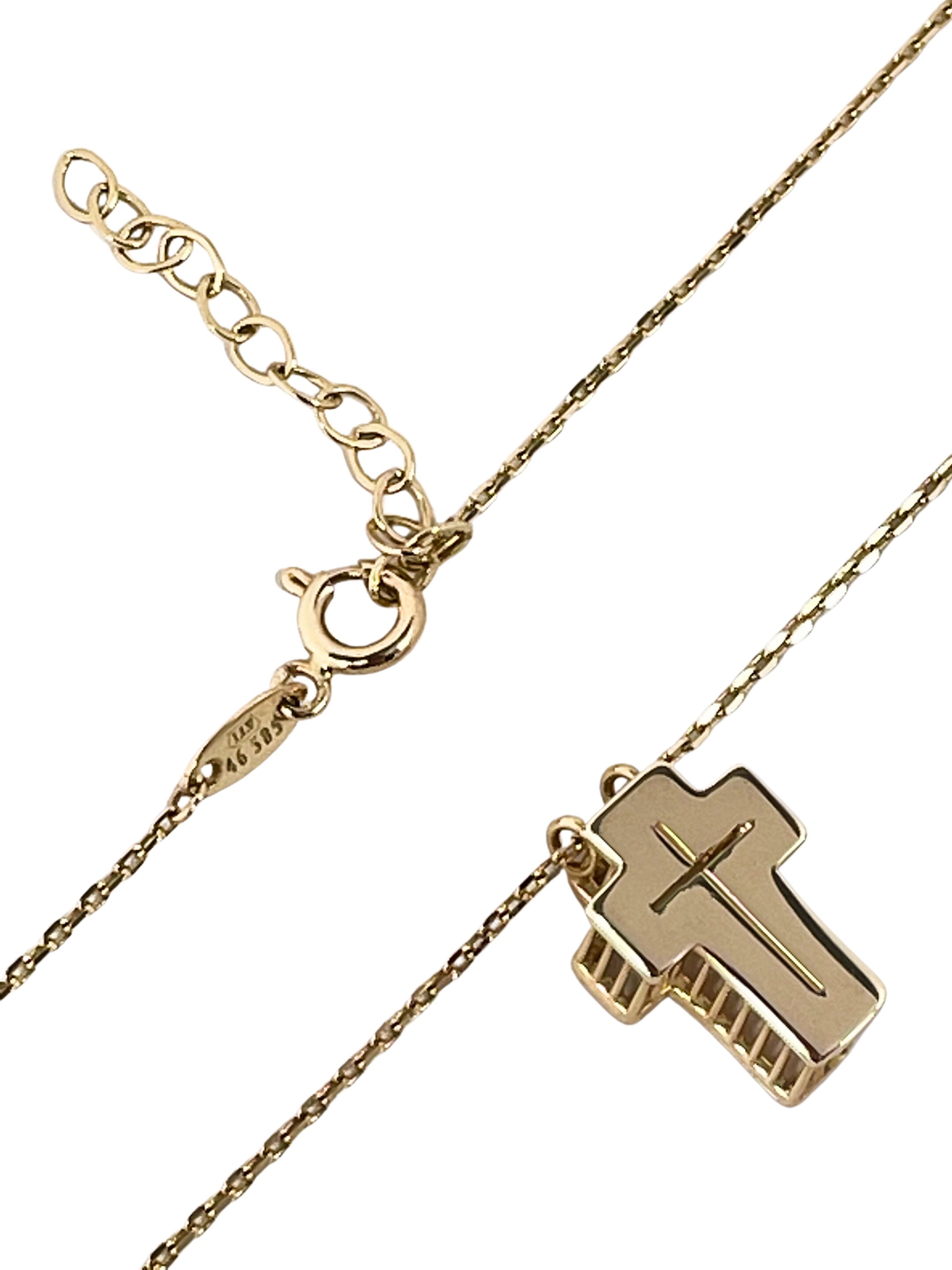 Goldene Halskette mit einem Kreuz
