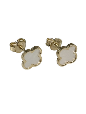 Goldene Ohrringe mit einer weißen Perle aus vier Blättern