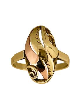 Gouden ring gemaakt van gecombineerd goud gegraveerd