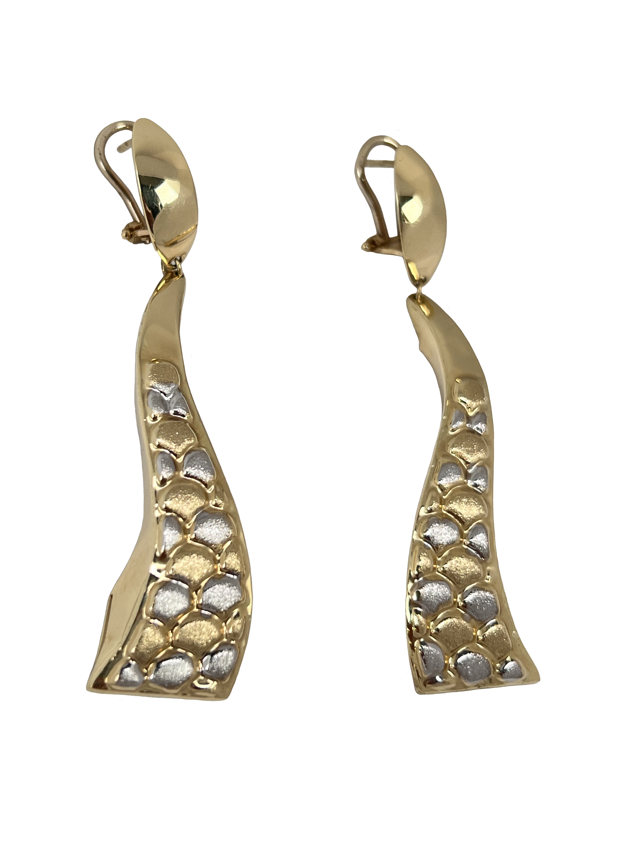 Guld kombinerade örhängen med mönster och sandblästring