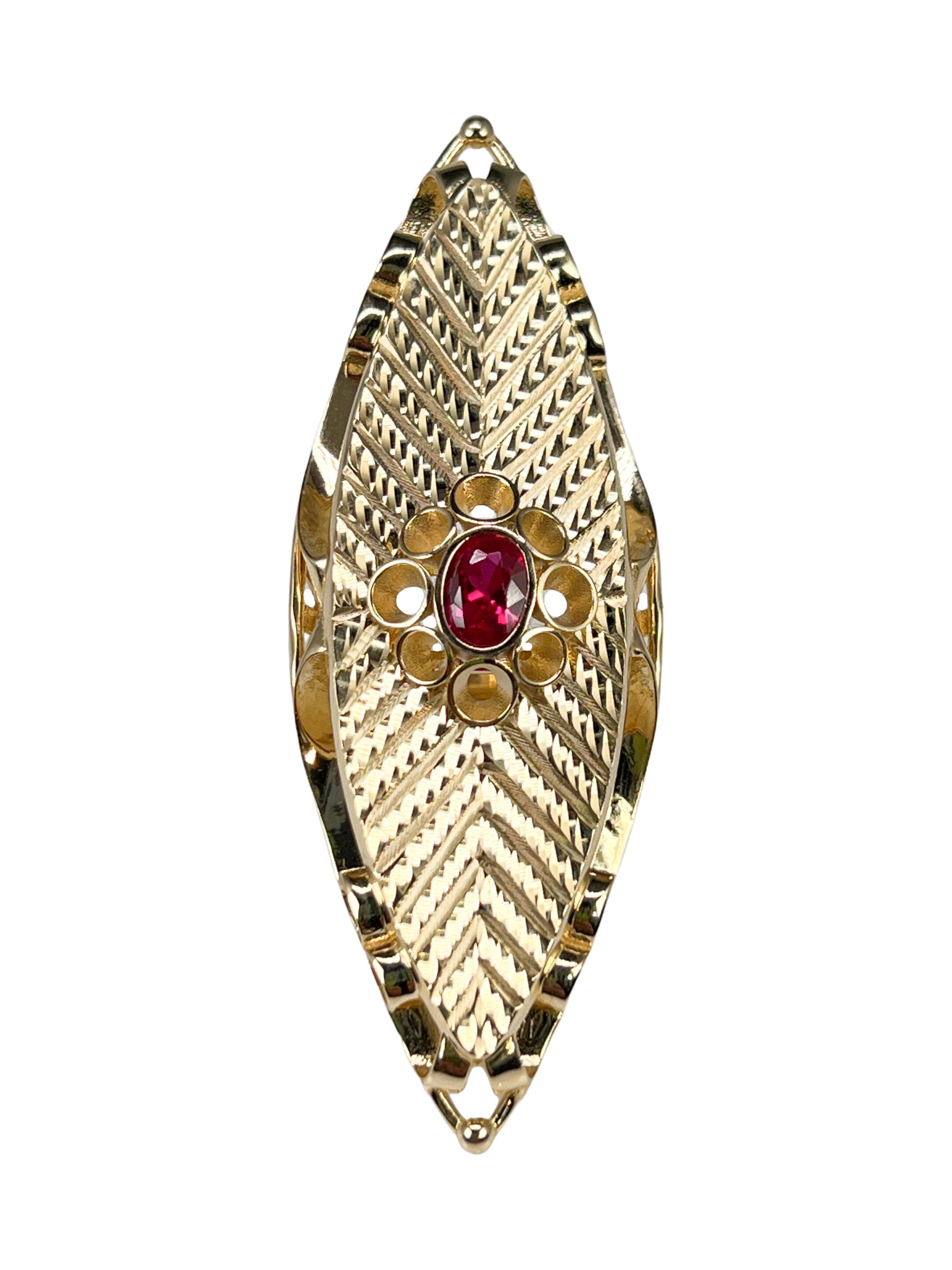 Масивен златен пръстен с червен циркон
