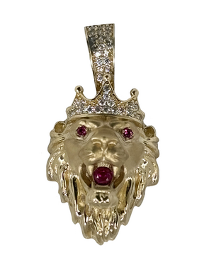 Pandantiv cu semn de leu din aur cu coroană și zirconi roșii