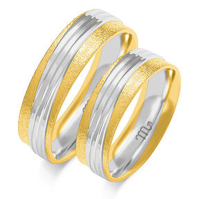 Shiny wedding rings with sandblasted lines