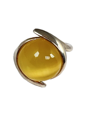 Sidabrinis žiedas su paviršiaus apdorojimu geltonu akmeniu