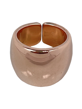Silber glänzender Ring mit Oberflächenbehandlung