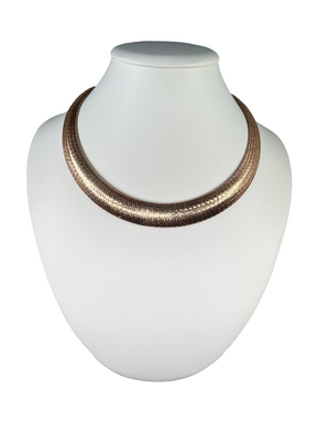 Silberne Halskette mit geflochtenem Muster