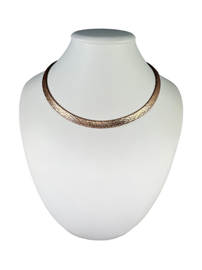 Silberne Halskette mit geflochtenem Muster