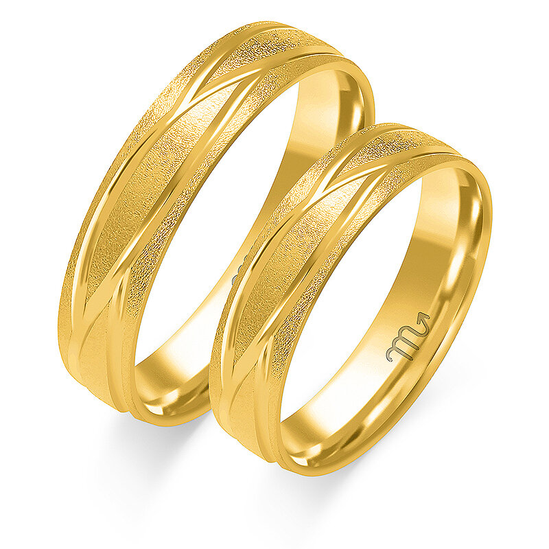 Smėliasrove dengti vestuviniai žiedai su blizgančiomis linijomis