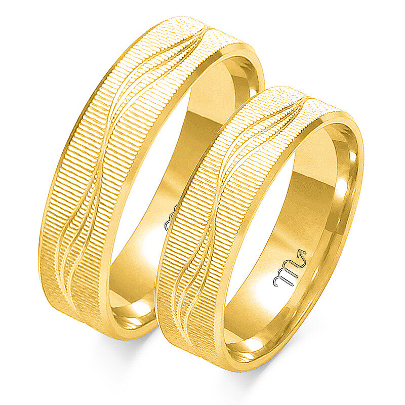 Többszínű esküvői gyűrűk gravírozással és fényes vonalakkal