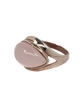 Zilveren ring met een rozensteen met oppervlaktebehandeling