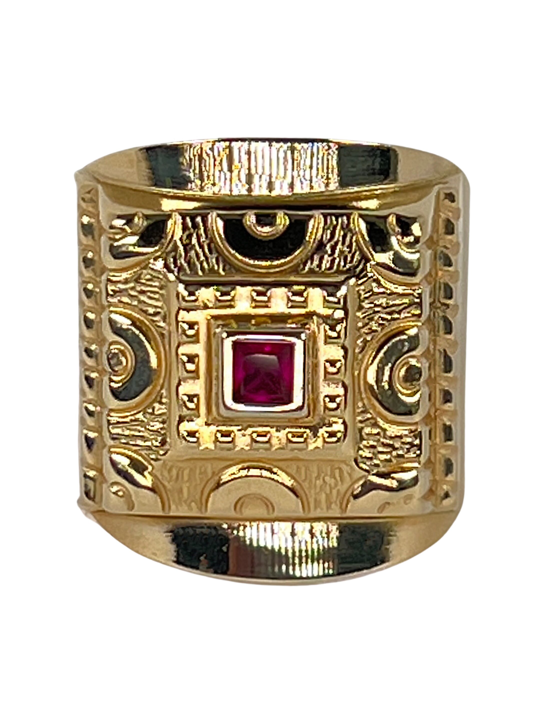 Златен пръстен с червен циркон