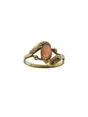 Златен пръстен с оранжев слънчев камък