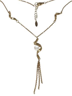 Zlatna ogrlica s upletenim elementima i biserom