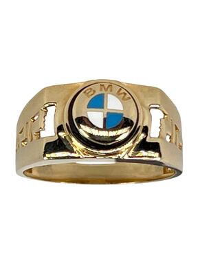 Złoty pierścionek z logo i antycznymi wzorami